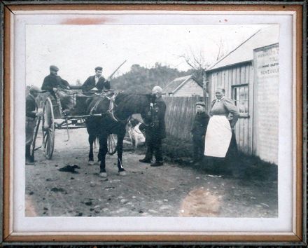 Unidentified group at Toll House in Manawatu Gorge, (c.1900?)