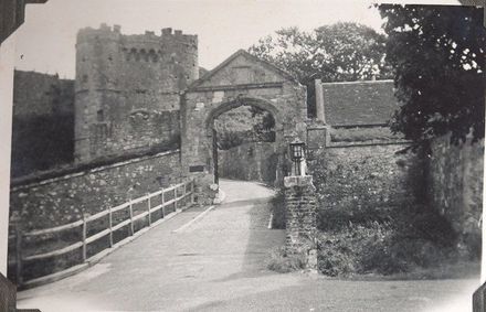 Castle or walled entrance - Resource cover image