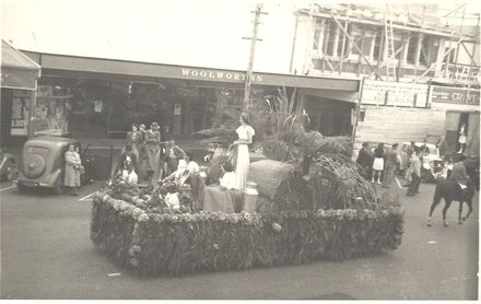 Queen Carnival Parade - Main Float - Country Queen