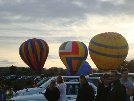 Balloons 2011 - Sun morning at Lake Horowhenua 2 - Resource cover image