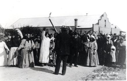 Maori gathering at Otaki - (caption)