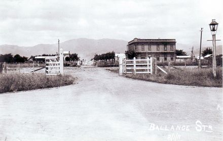 Ballance Street railway crossing viewed from Nathan Terrace, 1911 - Resource cover image