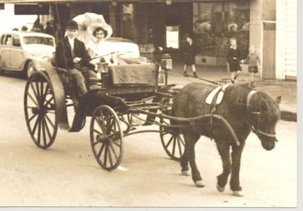 Queen Carnival (closing) Parade - Country Queen riding in gig