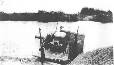 2nd ferry / punt operating after flood damaged bridge, Shannon, 1926