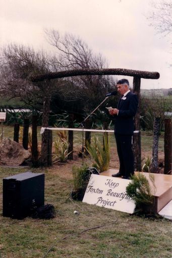 Flax walk opening - Malcolm Guy (Mayor) speaking, 1990