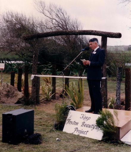 Flax walk opening - Malcolm Guy (Mayor) speaking, 1990
