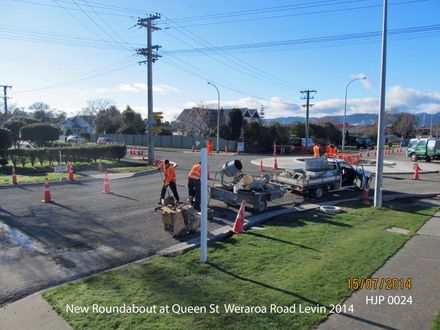 New Roundabout at Queen St  Weraroa Road Levin 2014 HJP 0024