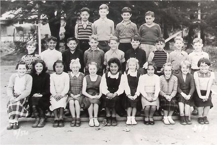Poroutawhao School Standard 2-3 Class Photo 1954