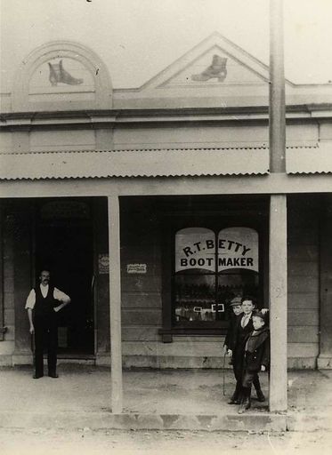 R T Betty, Bootmaker