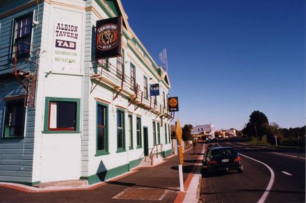 Albion Hotel, Shannon