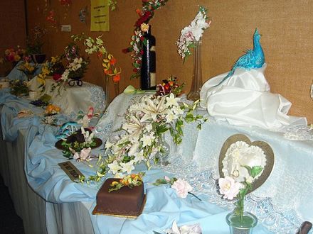 Floral artistry for cakes