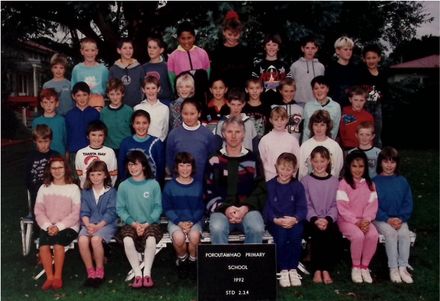 Poroutawhao School Standards 2-4 Class Photo 1992