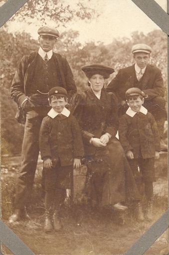 Nan Hunter with her family. c1914-18. - Resource cover image