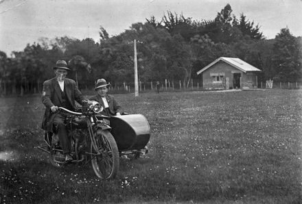 Motor bike with side-car : 81-2