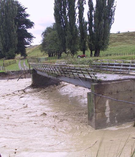 Beaconsfield Valley Farm  Bridge 2004  Flood