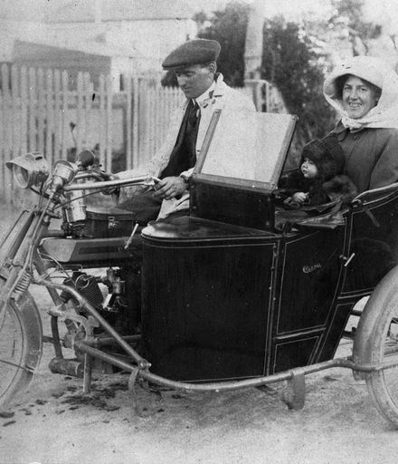 R.Harding and family in sidecar : A286-3