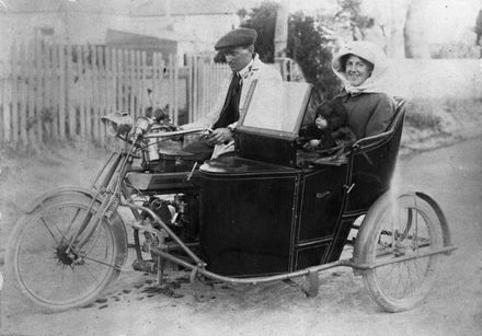 R.Harding and family in sidecar : A286-3