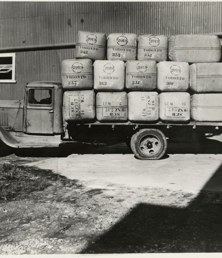 Truck carting wool bales : A293-6