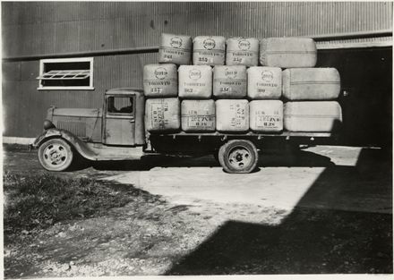 Truck carting wool bales : A293-6