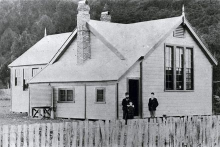Pohangina School, 1894 - Resource cover image