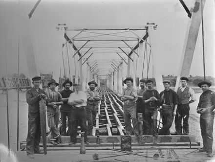 Repairing Aorangi Bridge c. 1897