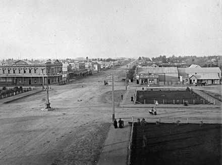 Kimbolton Rd looking NE : 14-12; 10-3