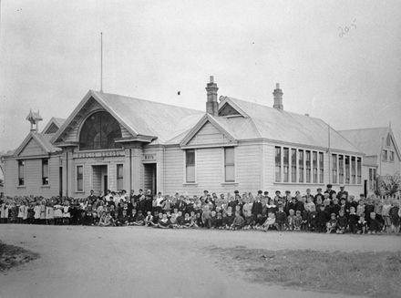 Manchester Street School Pupils and Staff, c. 1906