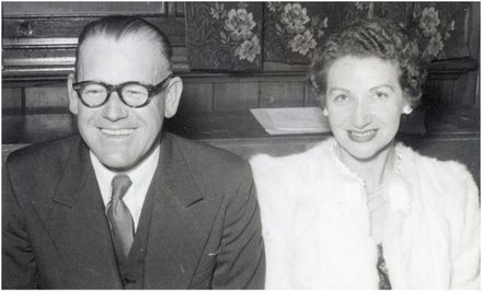 Cobbes' of Feilding display & advertising work by Peter Pitman - Resource cover image