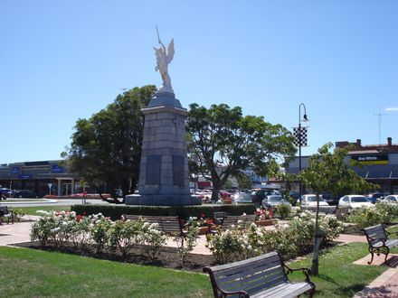 Soldiers War Memorial Statue