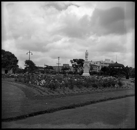 Te Peeti Te Awe Awe statue and Band Rotunda, Te Marae o Hine, The Square - Resource cover image