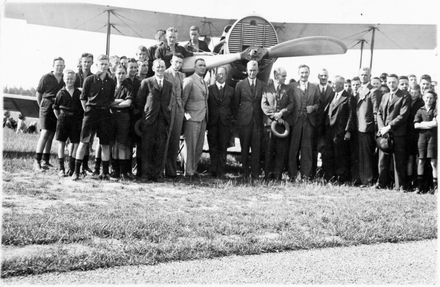 Middle Districts Aero Club  - Group around aeroplane