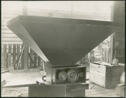 Unknown Equipment - possibly grain feeder - Resource cover image