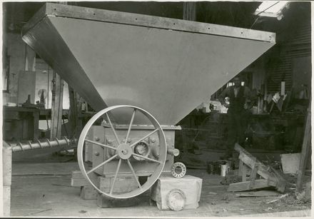 Unknown Equipment - possibly grain feeder - Resource cover image