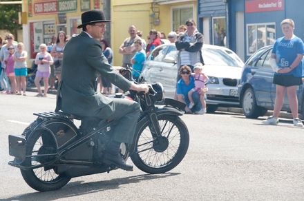 11th Ashhurst Christmas Parade, 2012. - Resource cover image