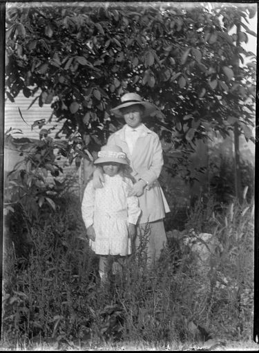 Unknown Woman and Girl - Berry Family Collection - Resource cover image