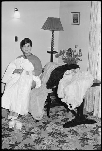 Unknown woman with clothes - Resource cover image