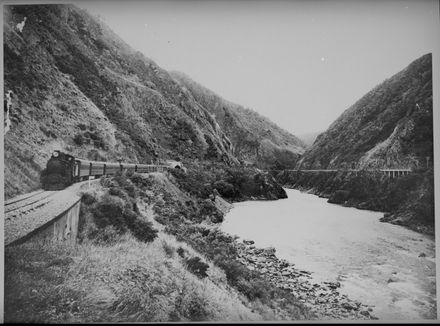 Train travelling through the Manawatū Gorge - Resource cover image
